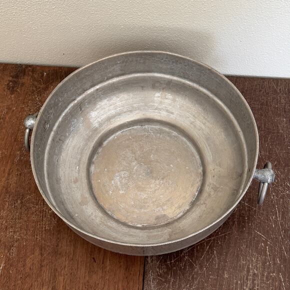 Vintage Hammered Aluminum Casserole Dish & Vintage Pryex 1.5 qt Glass Bowl - Picture 6 of 10